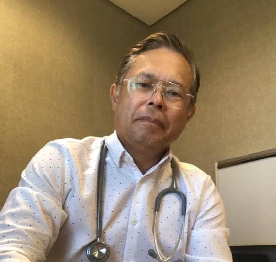 Dr. Alberto Takeshi em seu consultório
